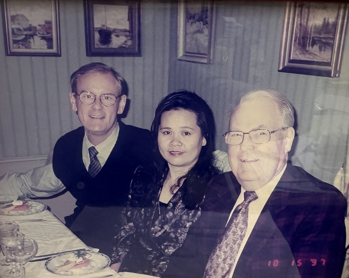คุณเพ็ญรุ่ง มีแสงธรรม ผู้ก่อตั้ง แปซิฟิก เมอร์คิวรี่ กับ Mr. Benk Hakansson ผู้ก่อตั้ง Hakansson Sagblad AB ในปี 1997
